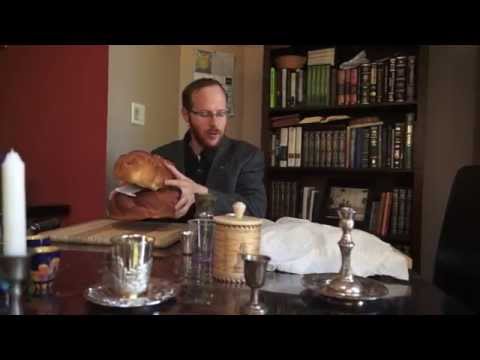 ברכת 'המוציא' וקידוש על הלחם באנגלית