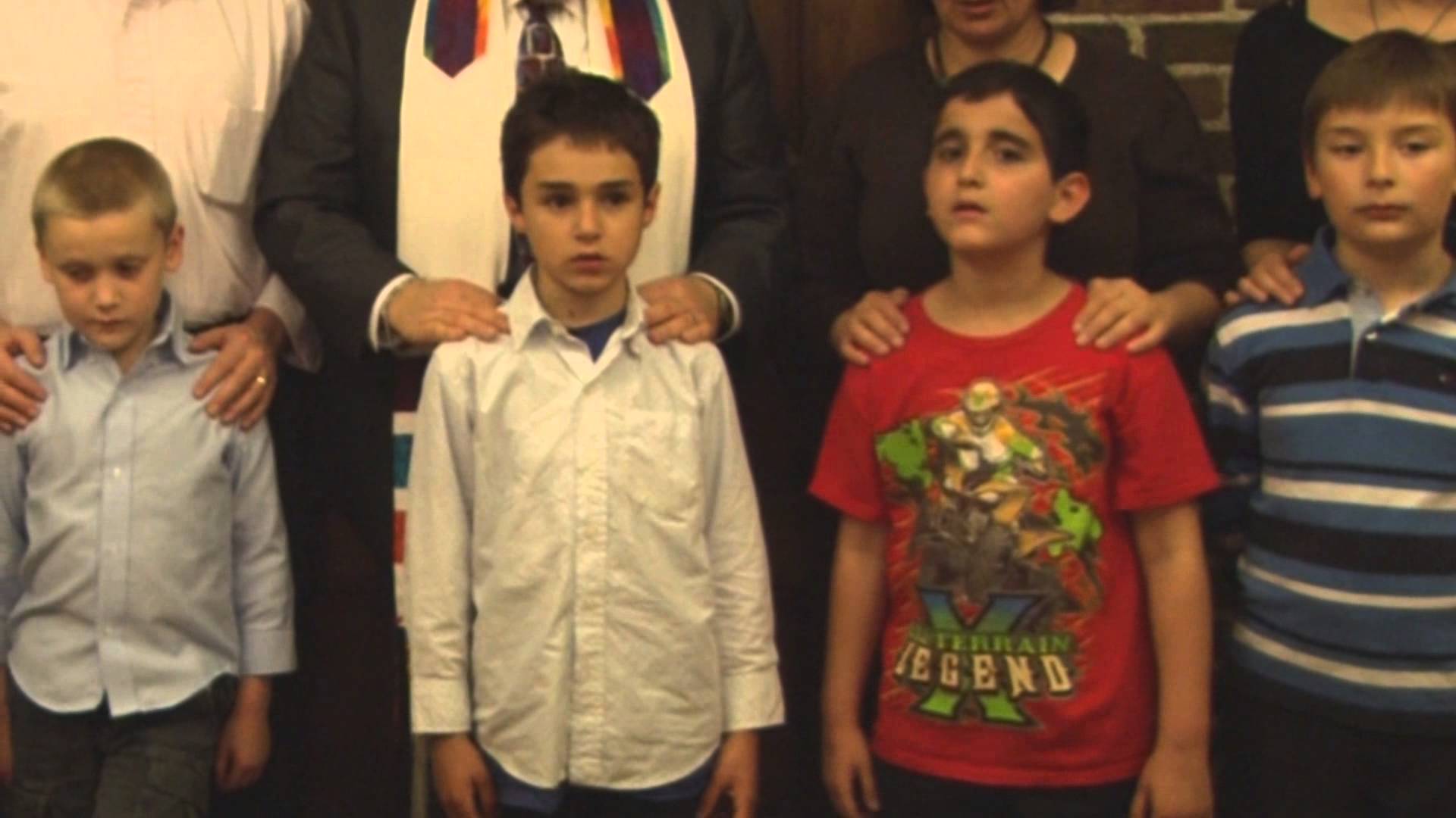 Rabbi Teaches Congregants the Blessing Over the Children